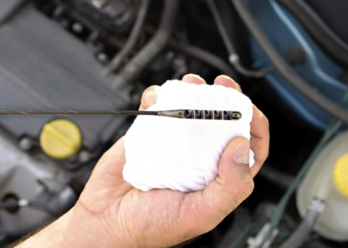 Kiểm tra mực dầu nhớt bằng que thăm nhớt